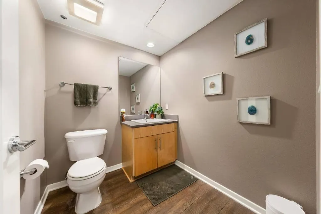 Skyline Oasis: Luxe 3-Floor Waterfront Penthouse Apartment Los Angeles