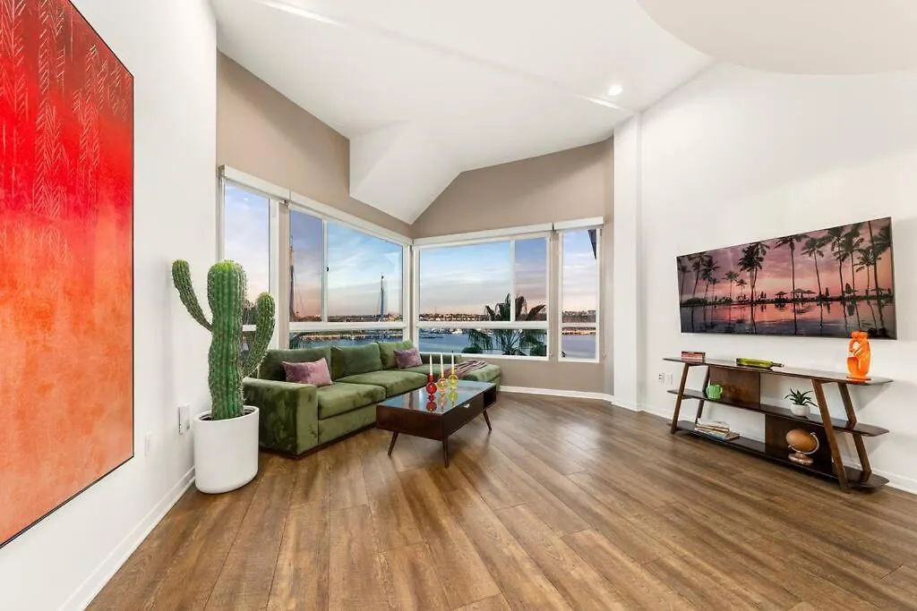 Skyline Oasis: Luxe 3-Floor Waterfront Penthouse Apartment Los Angeles