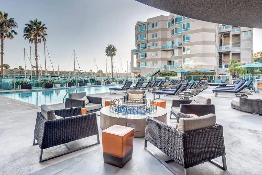 Skyline Oasis: Luxe 3-Floor Waterfront Penthouse Apartment Los Angeles United States
