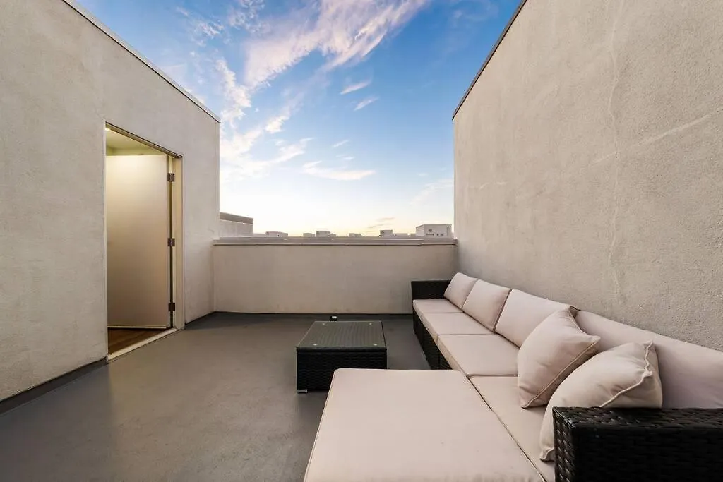 Skyline Oasis: Luxe 3-Floor Waterfront Penthouse Apartment Los Angeles