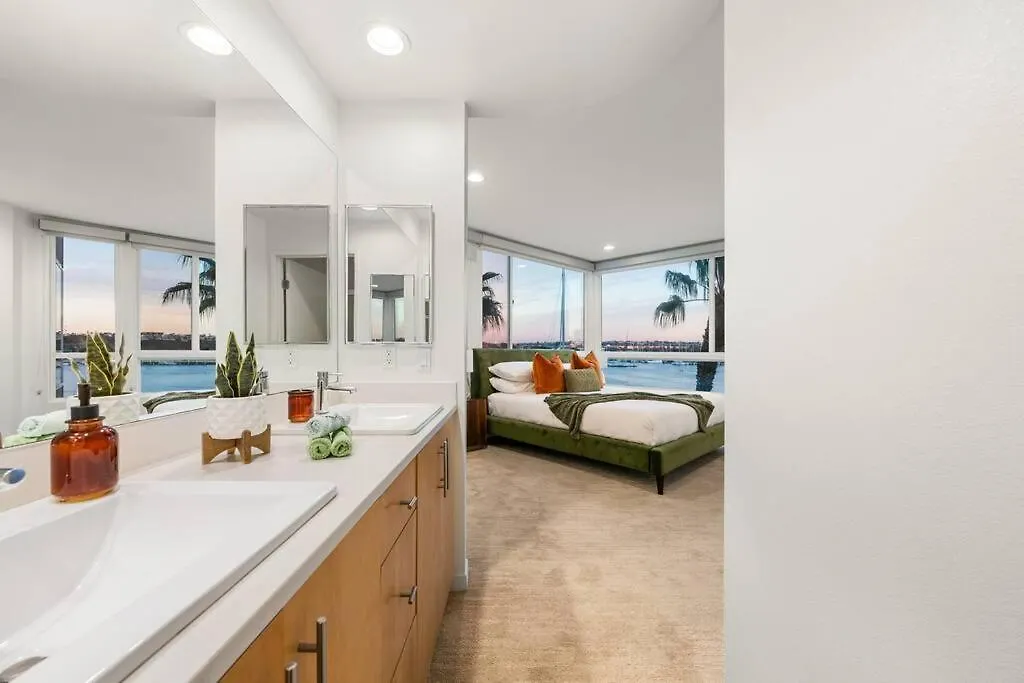 Skyline Oasis: Luxe 3-Floor Waterfront Penthouse Apartment Los Angeles