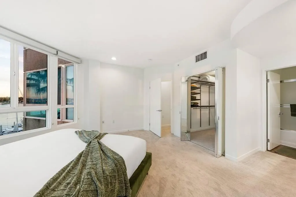 Skyline Oasis: Luxe 3-Floor Waterfront Penthouse Apartment Los Angeles 0*,