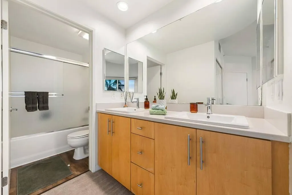 Skyline Oasis: Luxe 3-Floor Waterfront Penthouse Apartment Los Angeles United States