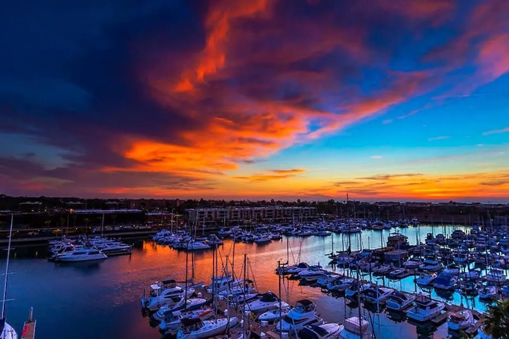 Skyline Oasis: Luxe 3-Floor Waterfront Penthouse Apartment Los Angeles