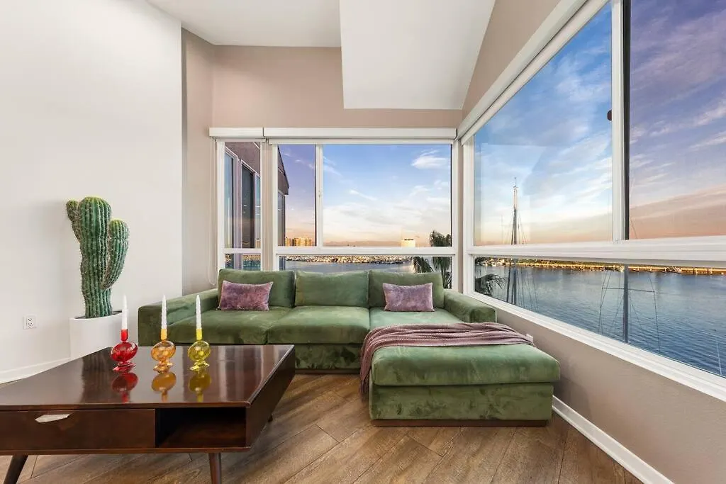 Skyline Oasis: Luxe 3-Floor Waterfront Penthouse Apartment Los Angeles 0*,