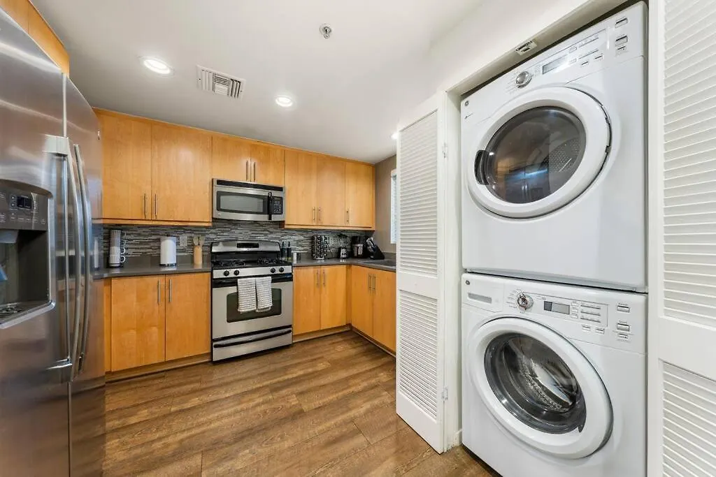 Skyline Oasis: Luxe 3-Floor Waterfront Penthouse Apartment Los Angeles