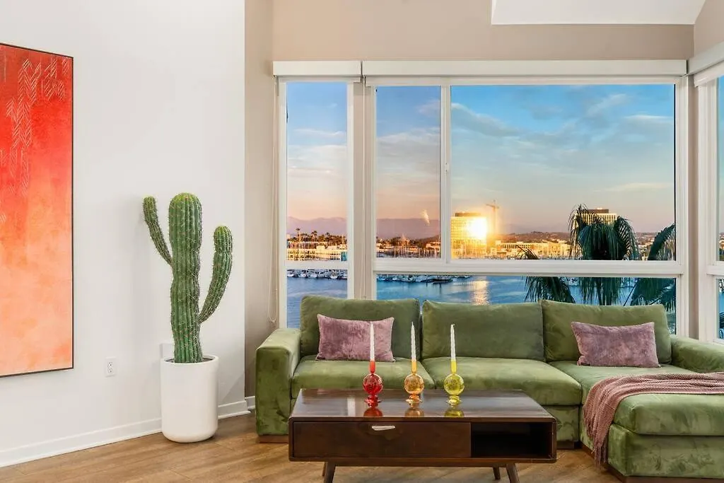 Skyline Oasis: Luxe 3-Floor Waterfront Penthouse Apartment Los Angeles United States