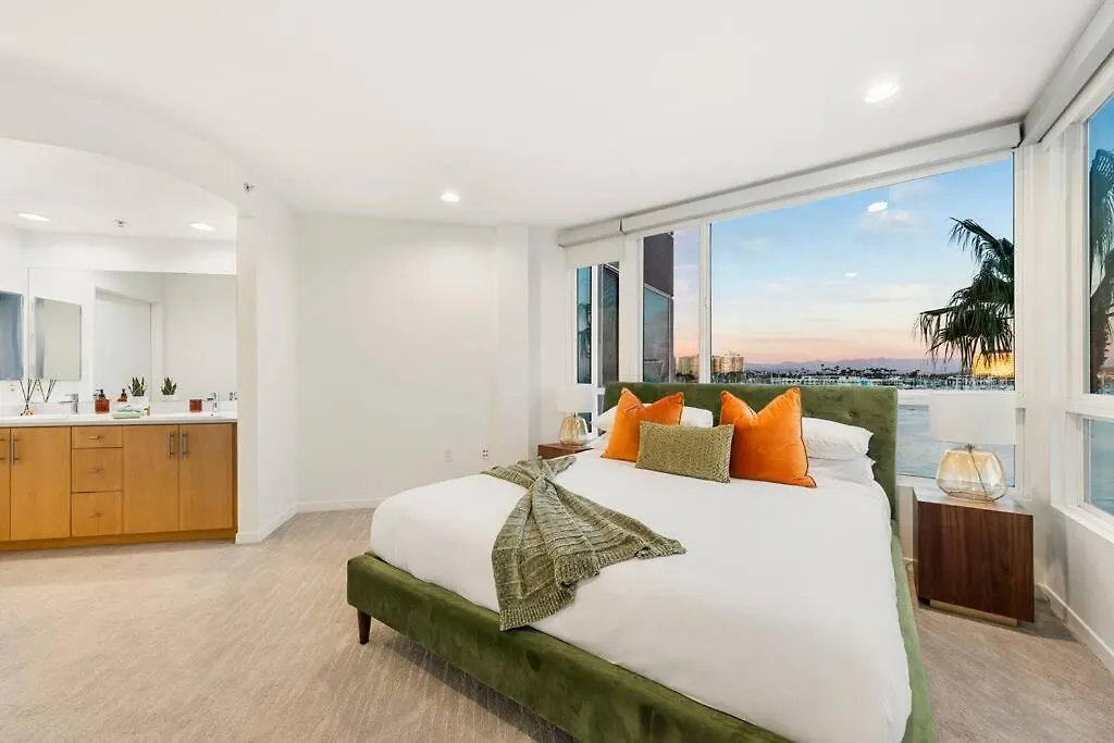 Skyline Oasis: Luxe 3-Floor Waterfront Penthouse Apartment Los Angeles United States
