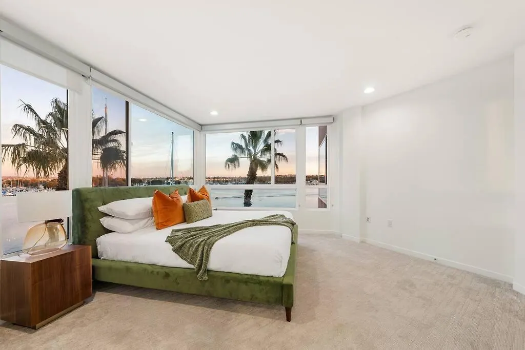 Skyline Oasis: Luxe 3-Floor Waterfront Penthouse Apartment Los Angeles United States
