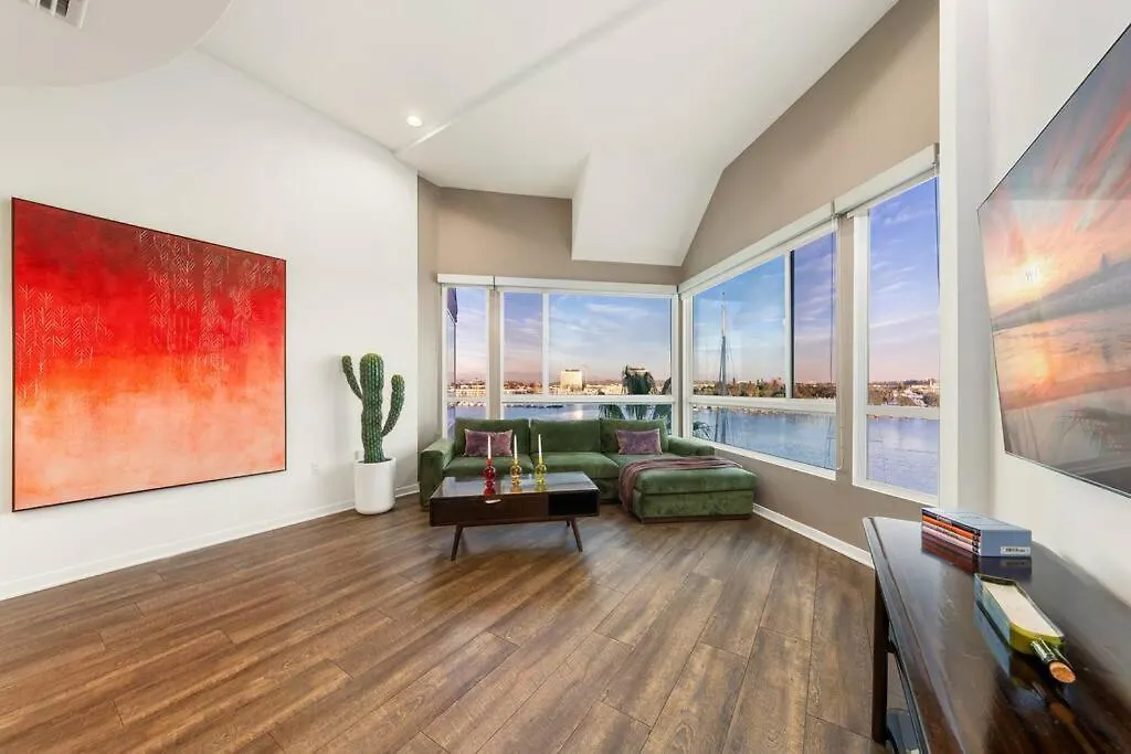 Skyline Oasis: Luxe 3-Floor Waterfront Penthouse Apartment Los Angeles