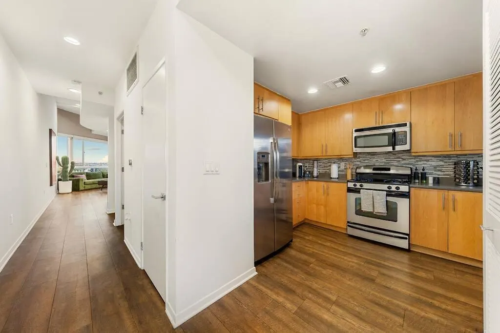 Skyline Oasis: Luxe 3-Floor Waterfront Penthouse Apartment Los Angeles