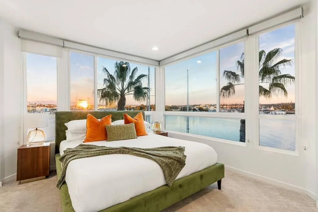 Skyline Oasis: Luxe 3-Floor Waterfront Penthouse Apartment Los Angeles