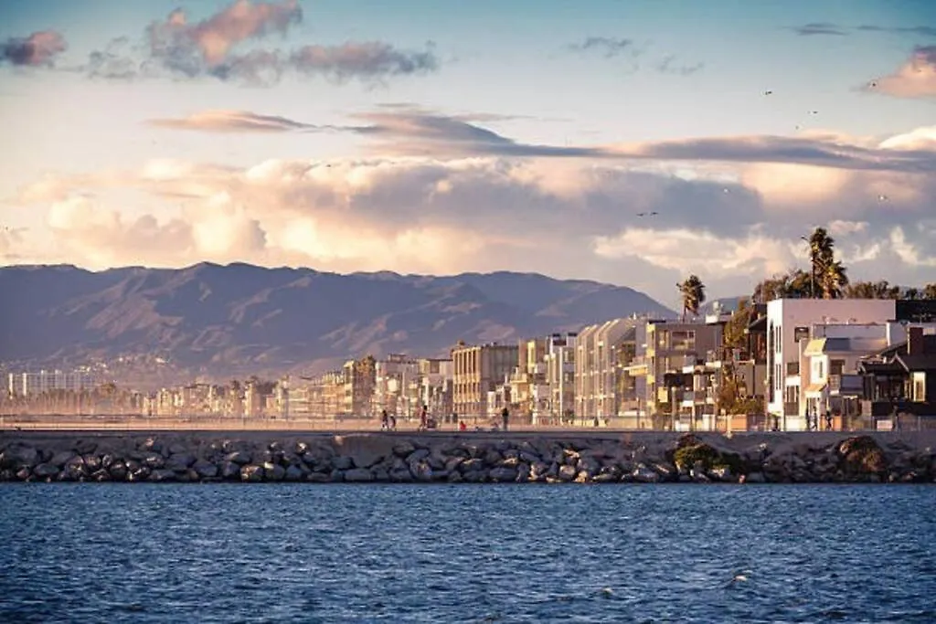 Skyline Oasis: Luxe 3-Floor Waterfront Penthouse Apartment Los Angeles