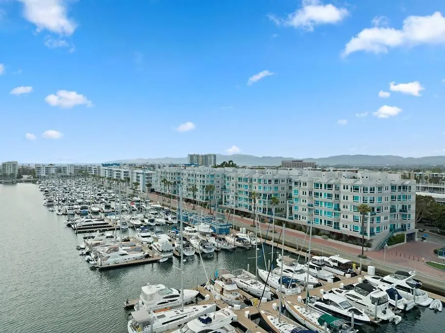 Skyline Oasis: Luxe 3-Floor Waterfront Penthouse Apartment Los Angeles