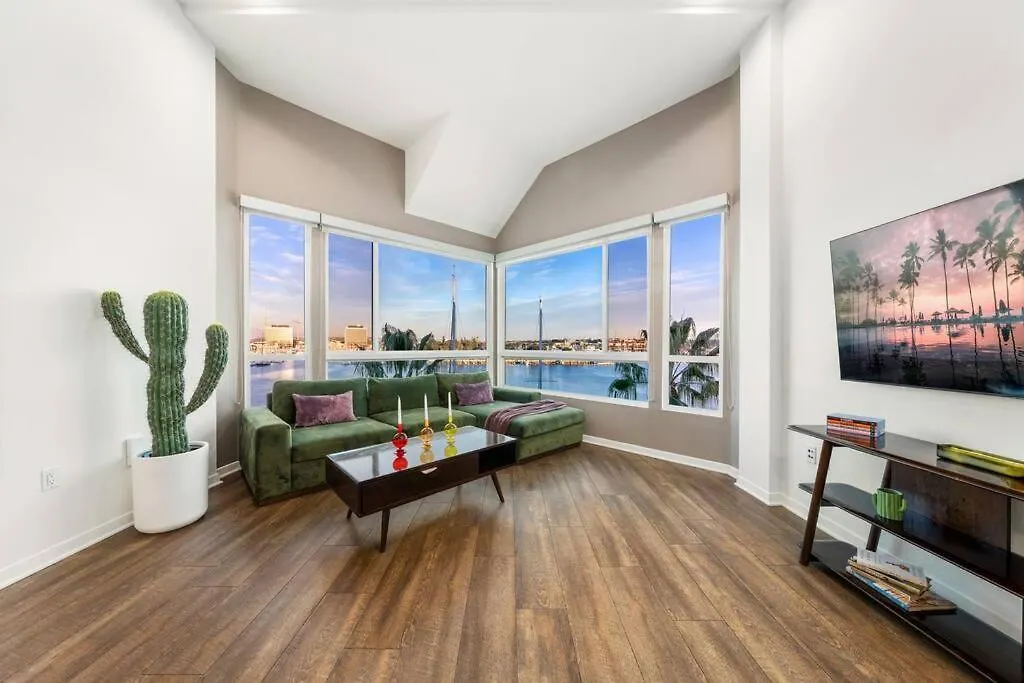 Skyline Oasis: Luxe 3-Floor Waterfront Penthouse Apartment Los Angeles