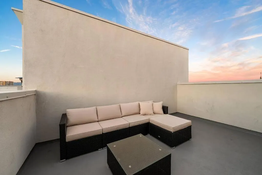 Skyline Oasis: Luxe 3-Floor Waterfront Penthouse Apartment Los Angeles