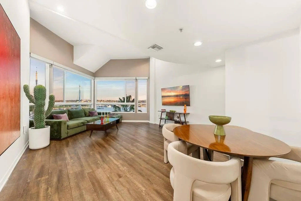 Skyline Oasis: Luxe 3-Floor Waterfront Penthouse Apartment Los Angeles